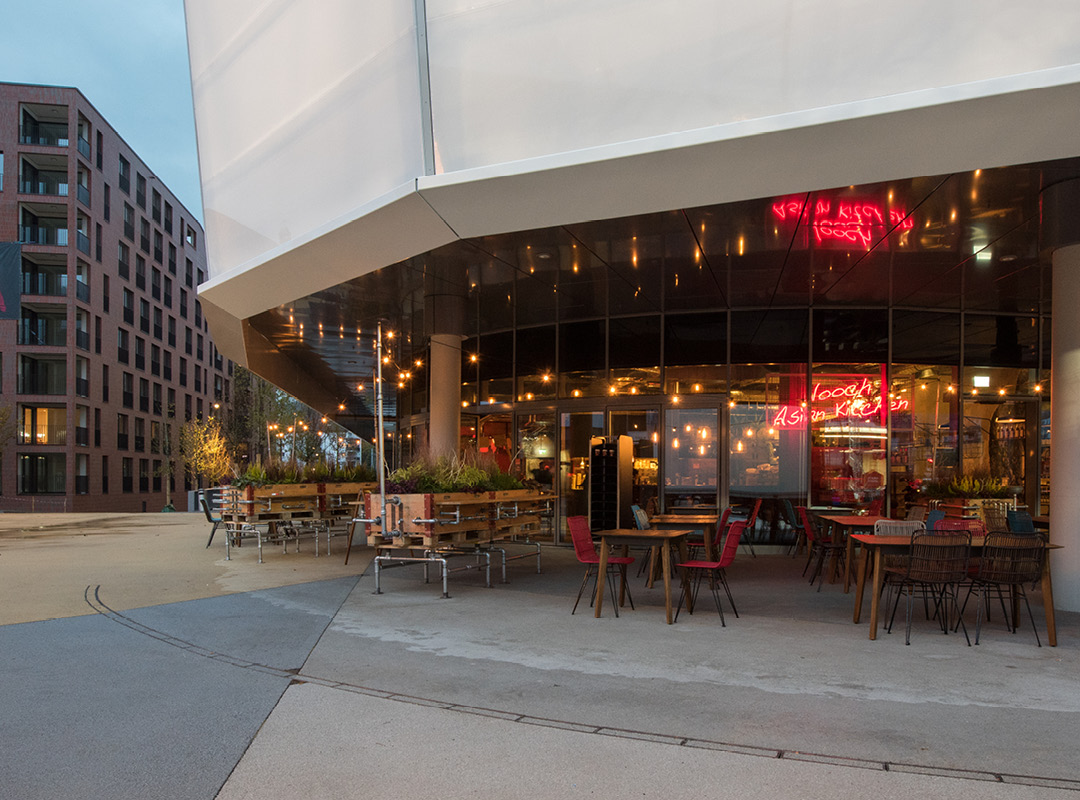 Terrasse beim Nooch in Ebikon, direkt beim Einkaufzentrum. Shoppe & geniesse den Sommer auf unserer gedeckten Terrasse.