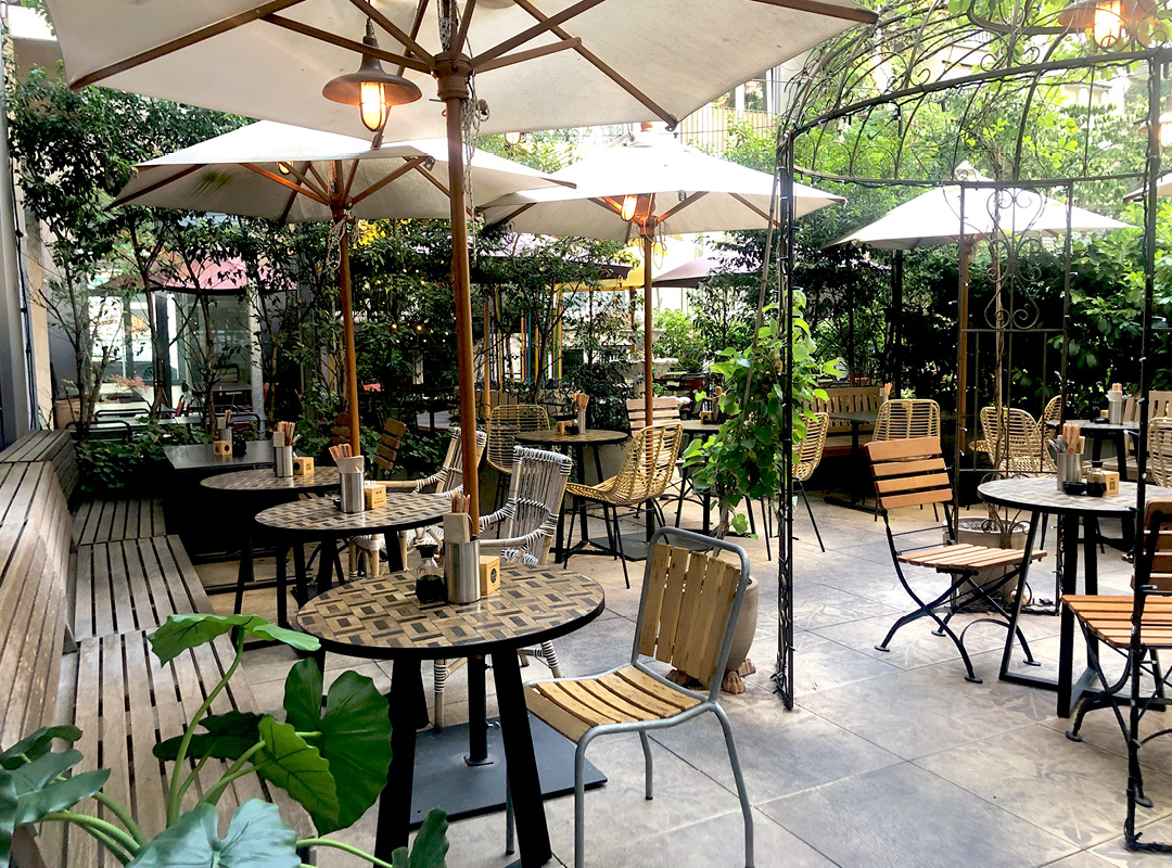 Terrasse in einem ruhigen Hinterhof mitten in Zürich, das gibts bei Nooch Badenerstrasse.