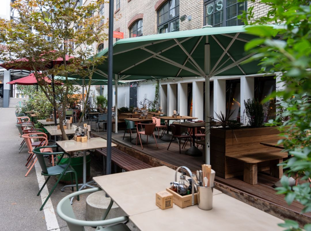 Nooch Steinfels, geniesse die Sonne auf unserer sonnigen Terrasse mit moderner Einrichtung, 10min Gehweg vom Bahnhof Hardbrücke